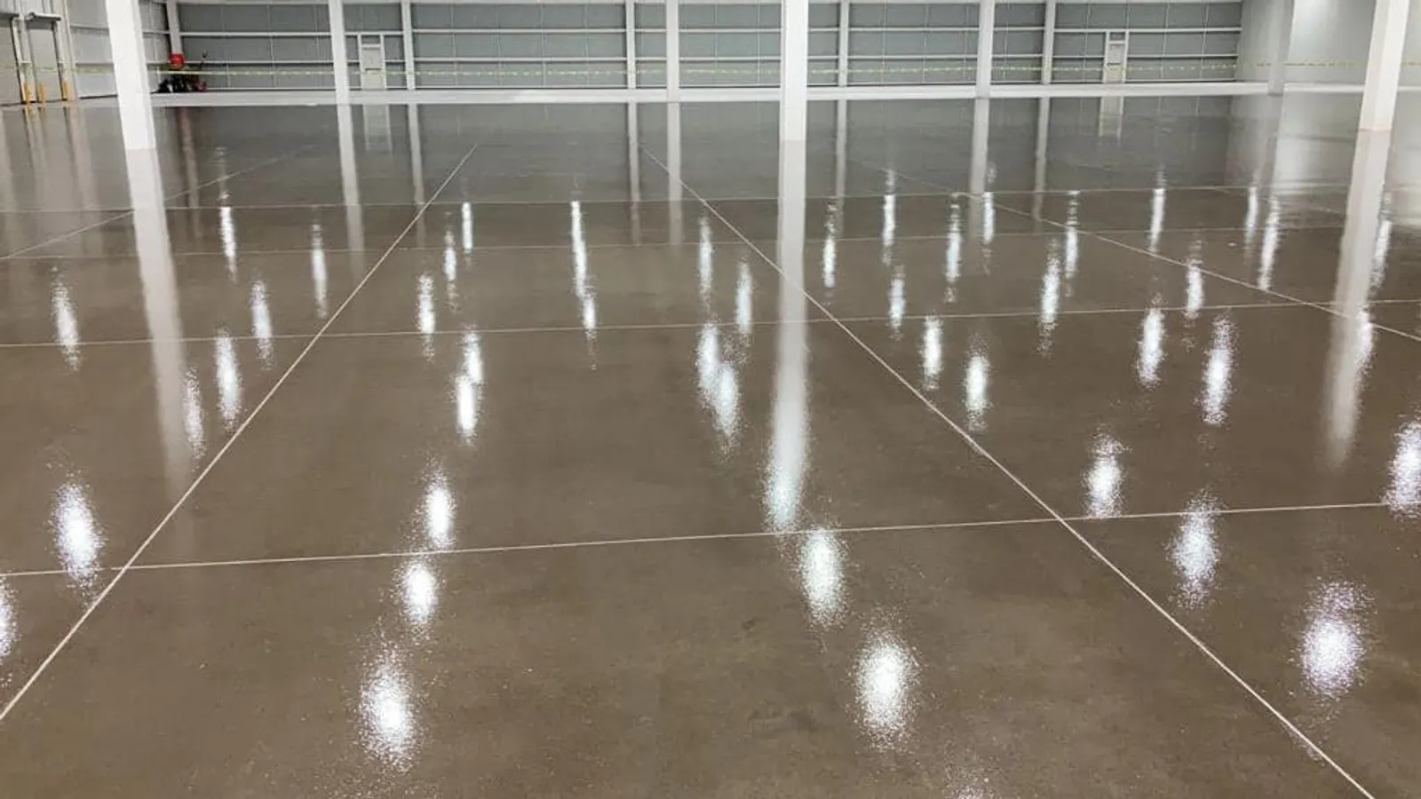 Piso industrial con acabado epóxico brillante y alta resistencia